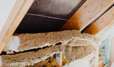 Czy wełna mineralna jest szkodliwa? Fakty, mity i bezpieczeństwo zdrowotne