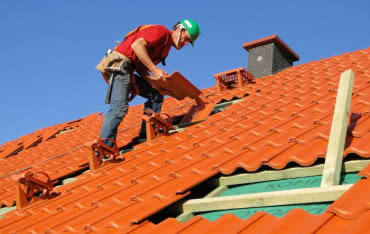 Budowa lub remont dachu. Jak wybrać fachowego dekarza?