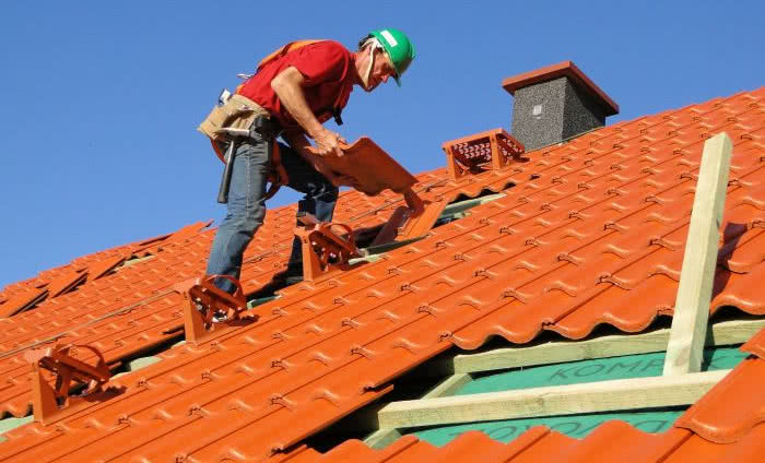 Budowa lub remont dachu. Jak wybrać fachowego dekarza?