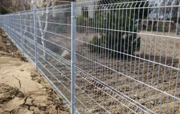 Ogrodzenie z siatki czy z paneli?