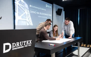 Studenci z Warszawy najlepsi w debacie organizowanej przez firmę DRUTEX