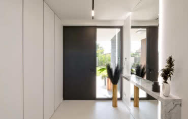 Doświetla i naświetla – jak naturalne światło zmienia strefę wejściową domu?