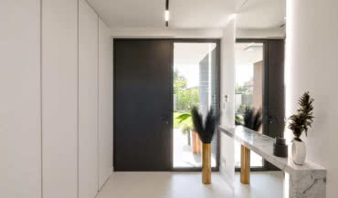 Doświetla i naświetla – jak naturalne światło zmienia strefę wejściową domu?