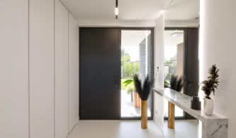 Doświetla i naświetla – jak naturalne światło zmienia strefę wejściową domu?