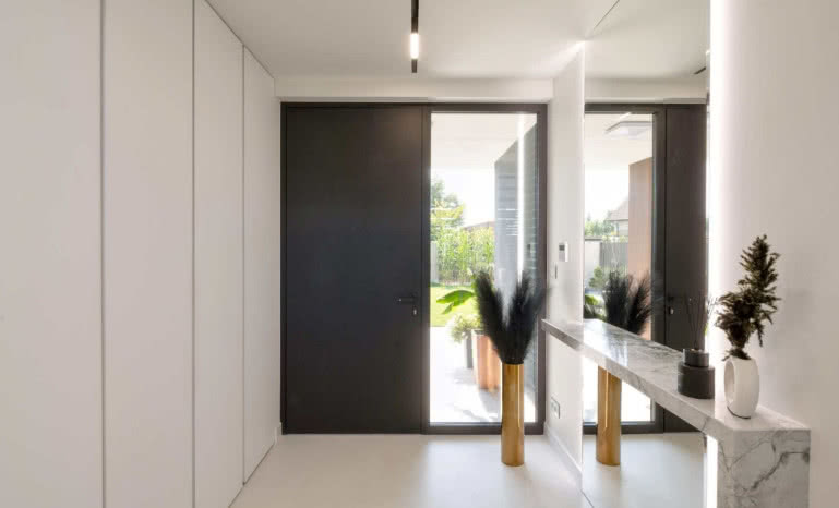 Doświetla i naświetla – jak naturalne światło zmienia strefę wejściową domu?