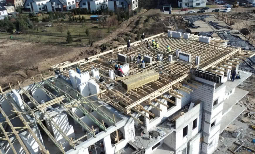 Dach płaski – wentylowany czy niewentylowany?