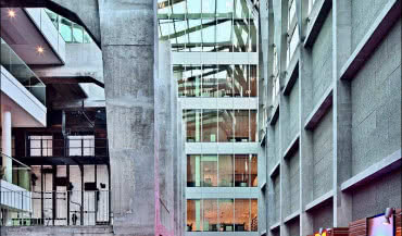 Systemy okienno-drzwiowe Reynaers w paryskim młynie