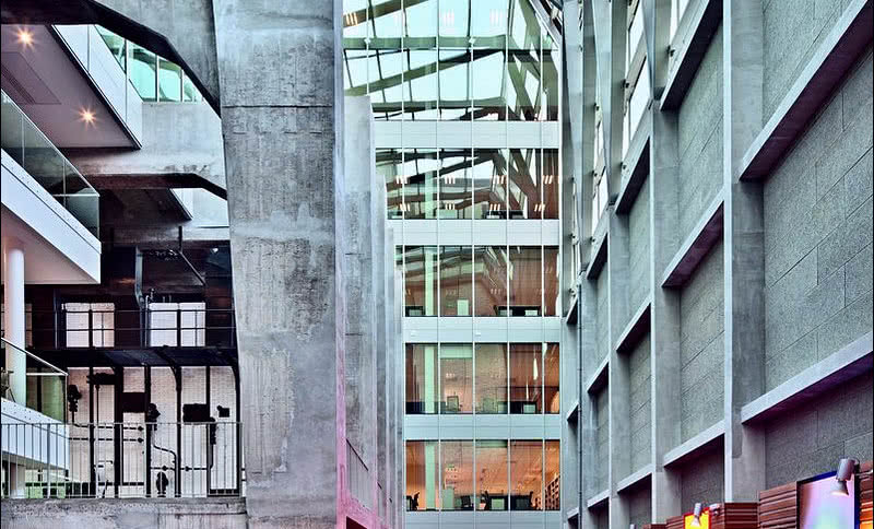 Systemy okienno-drzwiowe Reynaers w paryskim młynie