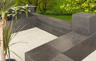 Mała architektura ogrodowa - meble ogrodowe z tworzywa, drewna czy z betonu?