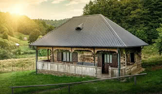 Blacha trapezowa, blachodachówka czy rąbek stojący? Wybór pokrycia dachowego krok po kroku