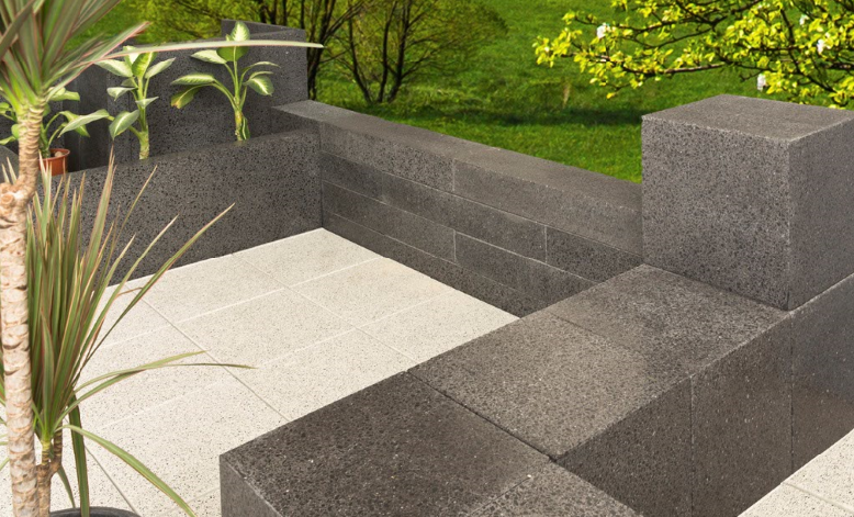 Mała architektura ogrodowa - meble ogrodowe z tworzywa, drewna czy z betonu?