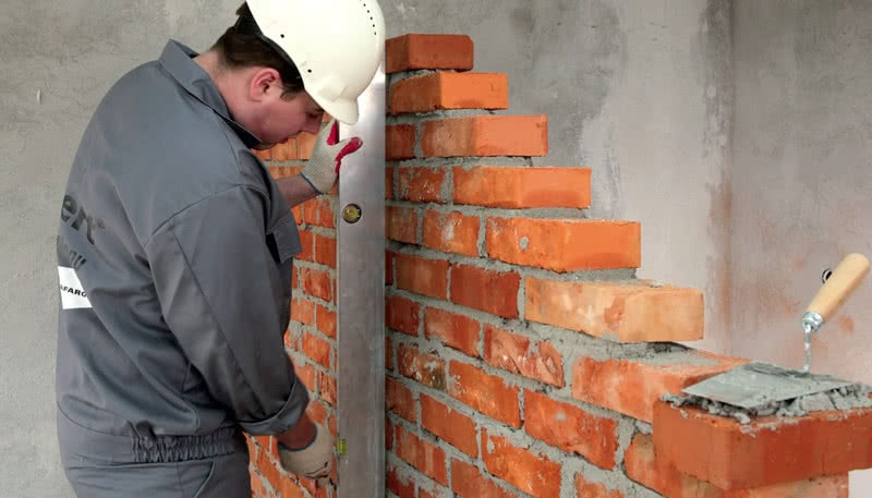 Stawianie ściany działowej z cegły