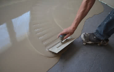 Jak przygotować podłoże pod wylewkę samopoziomującą? Poradnik krok po kroku