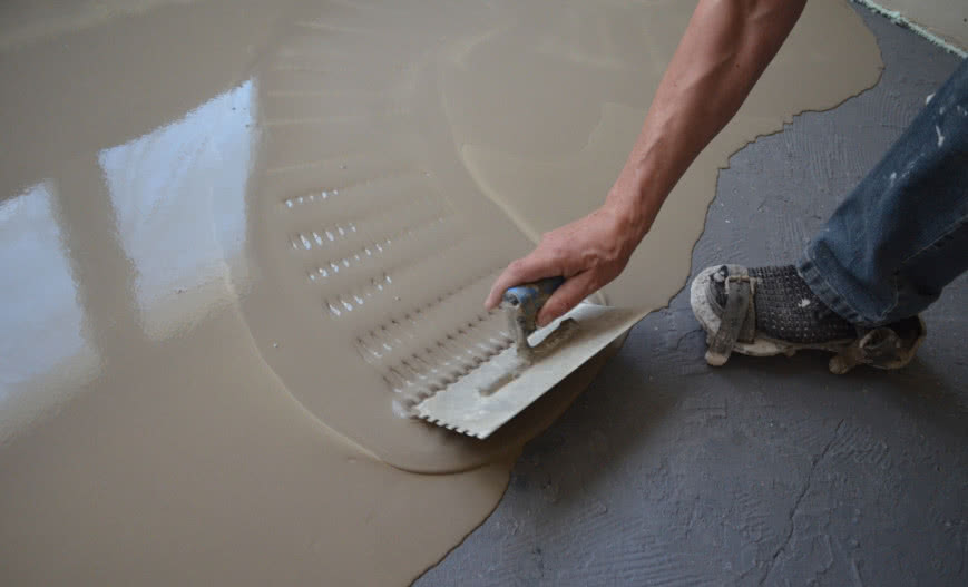 Jak przygotować podłoże pod wylewkę samopoziomującą? Poradnik krok po kroku