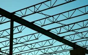 Trwa montaż konstrukcji dachu nowej pętli autobusowej w Warszawie