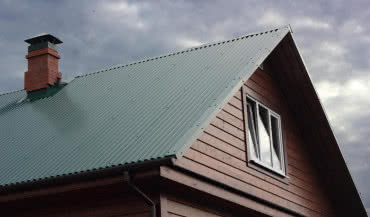 Blacha trapezowa na dachu - uniwersalne i ekonomiczne pokrycie 