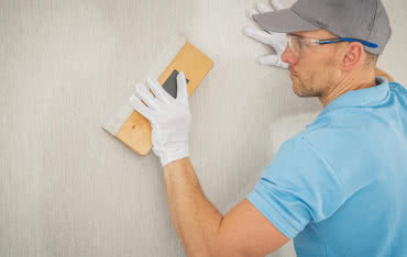 Jak łatwo i szybko przykleić tapetę? Poradnik krok po kroku