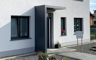 Daszek nad drzwi wejściowe - 7 rzeczy, które musisz wiedzieć przed zakupem