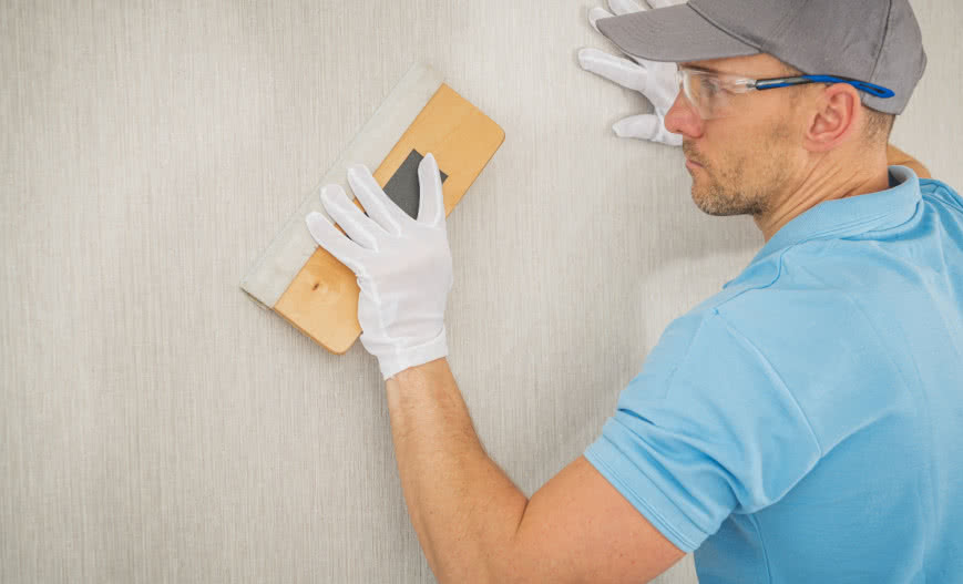 Jak łatwo i szybko przykleić tapetę? Poradnik krok po kroku