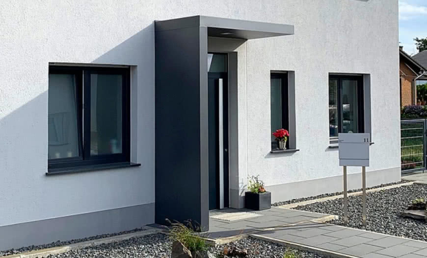 Daszek nad drzwi wejściowe - 7 rzeczy, które musisz wiedzieć przed zakupem