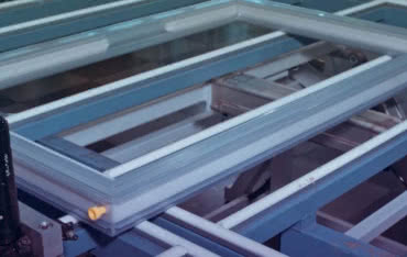 Foam inside w oknach PVC: jak pianka w profilach obniża Uw i rachunki za ogrzewanie?