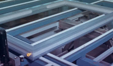 Foam inside w oknach PVC: jak pianka w profilach obniża Uw i rachunki za ogrzewanie?