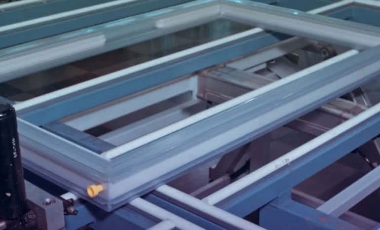 Foam inside w oknach PVC: jak pianka w profilach obniża Uw i rachunki za ogrzewanie?