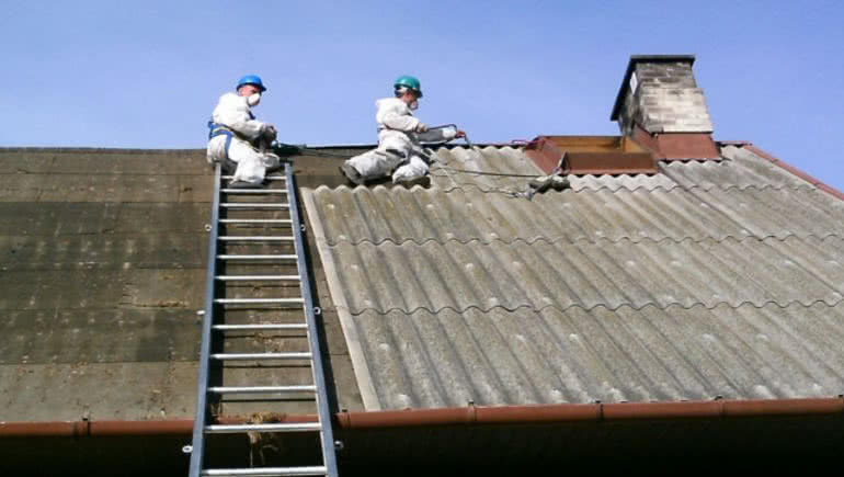 Podczas usuwania pokryć z azbestu należy pamiętać, aby odpowiednio zabezpieczyć swoich pracowników
