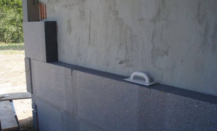 Jakie zadanie spełniają farby i tynki w termoizolacji?