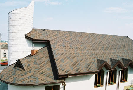 Dach pokryty gontem bitumicznym.