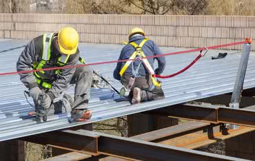 Jakie zabezpieczenia stosować przy pracach na wysokości na konstrukcjach stalowych?