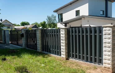 Sztachety metalowe - dlaczego warto je wybrać?