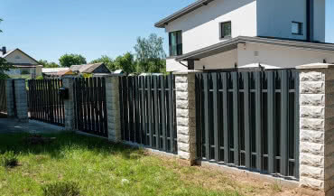 Sztachety metalowe - dlaczego warto je wybrać?