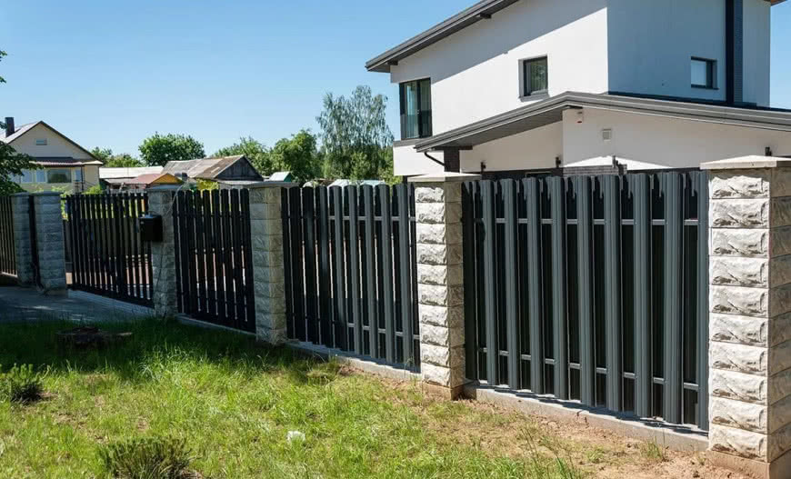 Sztachety metalowe - dlaczego warto je wybrać?