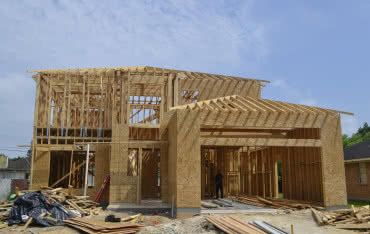 Drewniane domy szkieletowe – jakie mają zalety? 