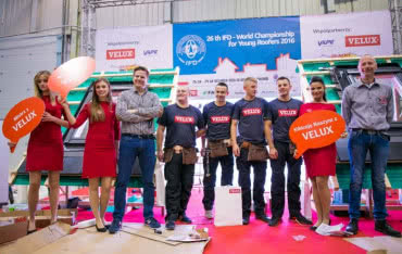 Dekarze ustanowili rekord w szybkości montażu okna dachowego