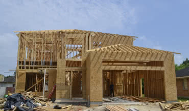 Drewniane domy szkieletowe – jakie mają zalety?