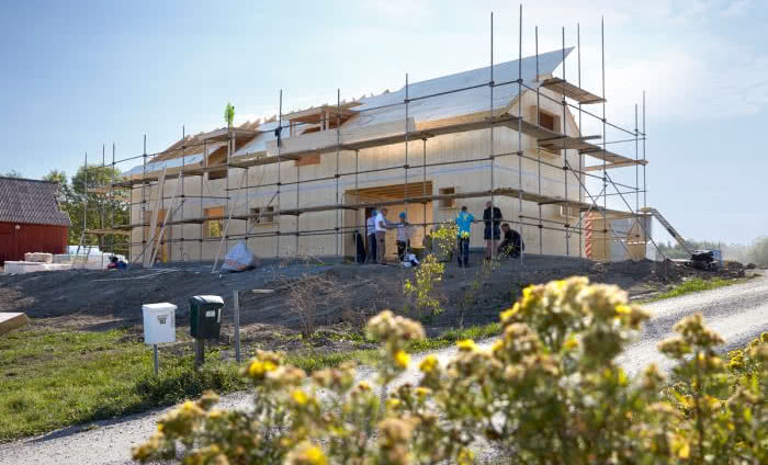 Jak zaizolować nowe i docieplić stare ściany z bali drewnianych? Poradnik wykonawcy