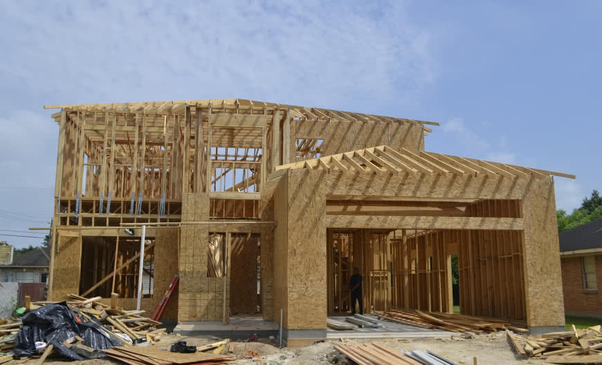 Drewniane domy szkieletowe – jakie mają zalety? 