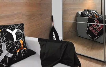 Deski podłogowe na ścianie. Kaprys, czy nowy trend?