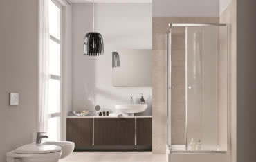 Relaks pod prysznicem dzięki dużej kabinie