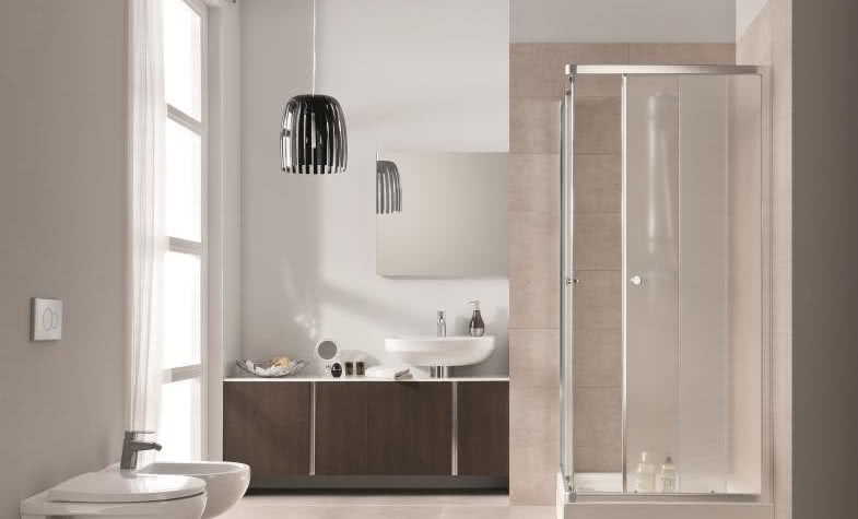 Relaks pod prysznicem dzięki dużej kabinie