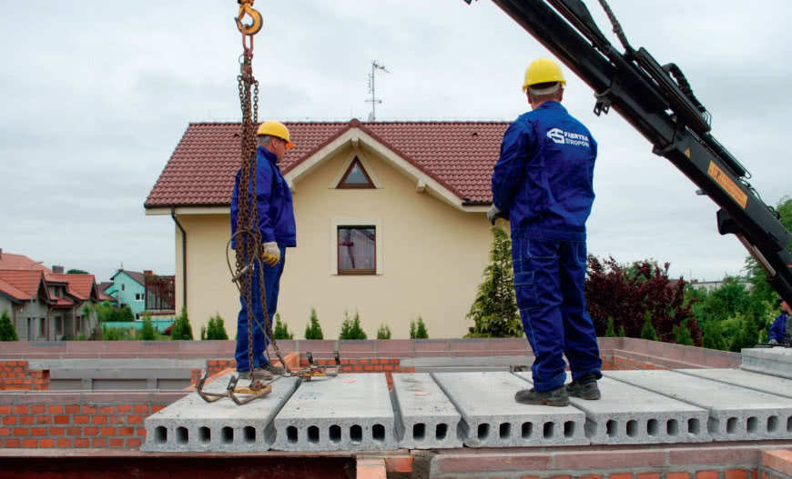 Jaki strop wybrać - monolityczny, drewniany czy gęstożebrowy?