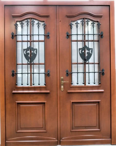 Drzwi zewnętrzne stylizowane z kratą