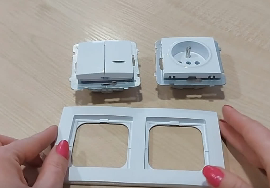 Jak złożyć zestaw w ramce – łącznik + gniazdo pojedyncze?