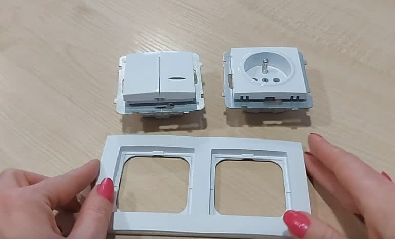 Jak złożyć zestaw w ramce – łącznik + gniazdo pojedyncze?