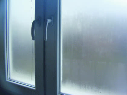 Fot. 1. Zaparowane okna to typowy objaw braku nawiewu powietrza (fot. E. Rosłaniec)..