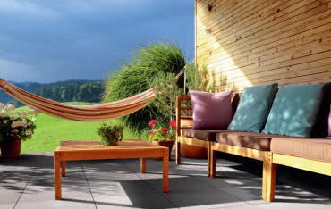 Jaki materiał wybrać na utwardzenie terenu wokół domu?