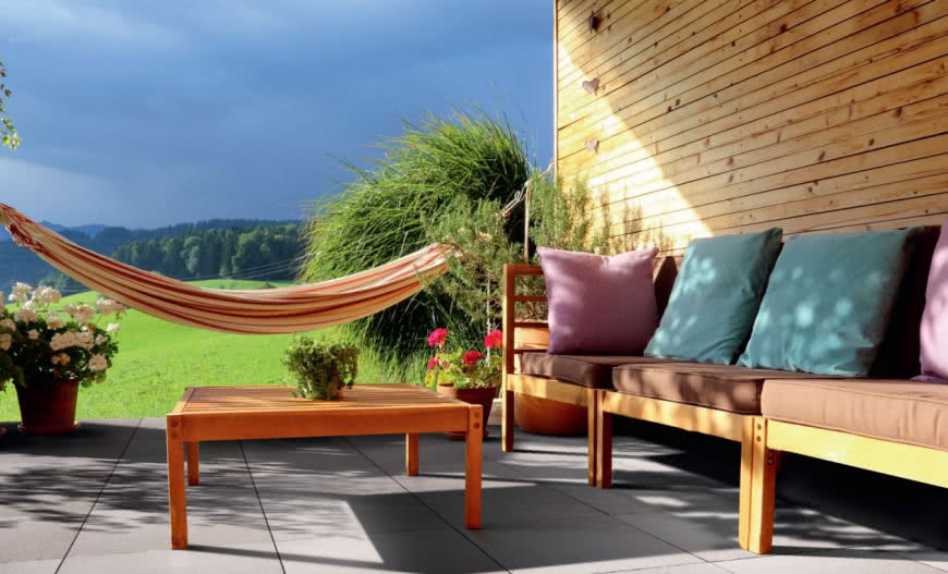 Jaki materiał wybrać na utwardzenie terenu wokół domu?