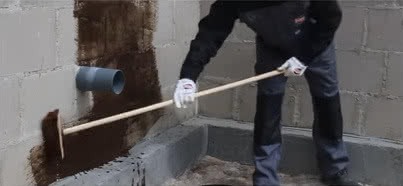 Gruntowanie ściany fundamentowej wodorozcieńczalną emulsją asfaltowo-kauczukową w systemie izolacji Izohan 